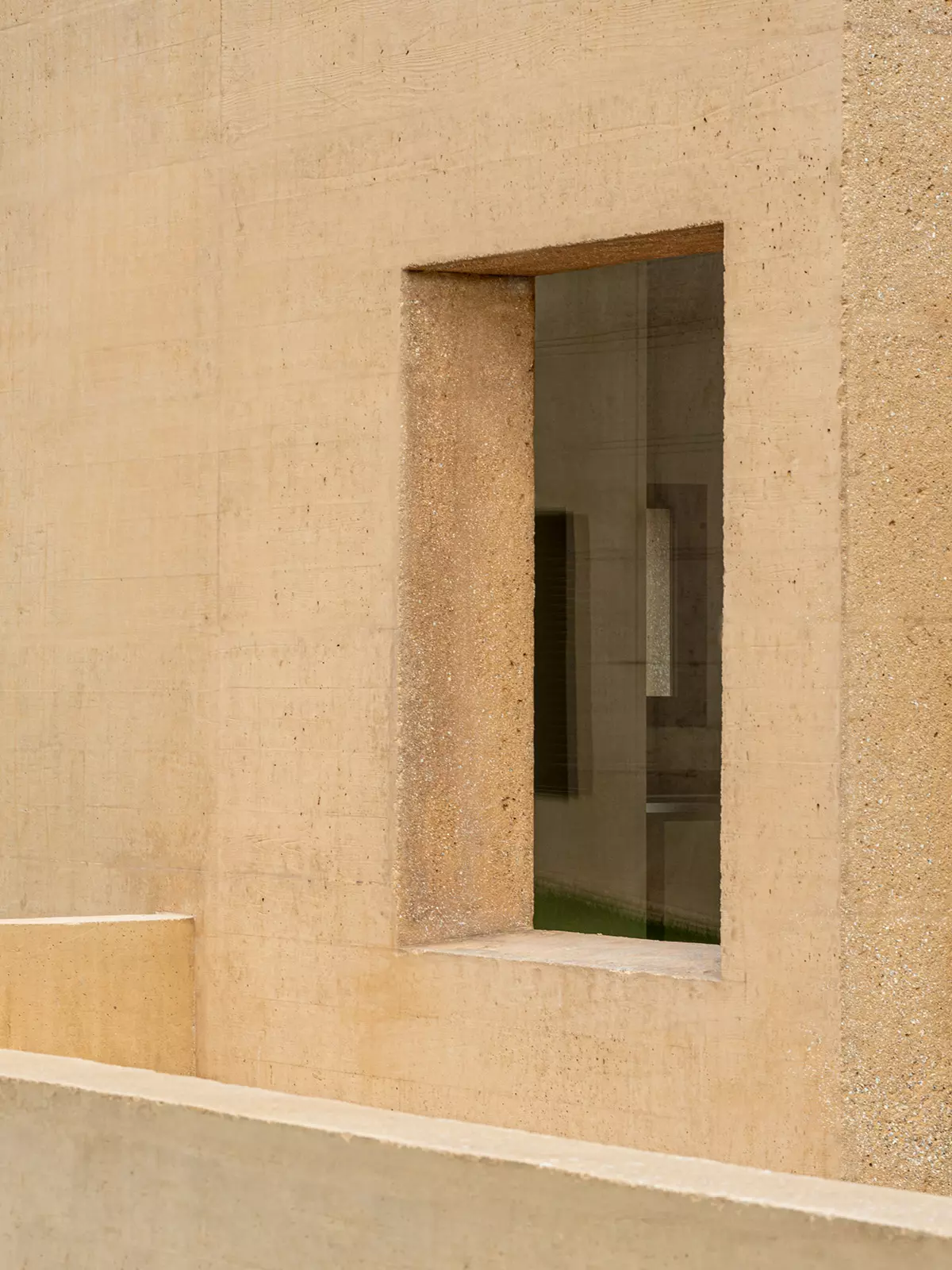 Encuadre de ventana en fachada de hormigón en A Coruña, proyectada por el estudio SEA Arquitectos.