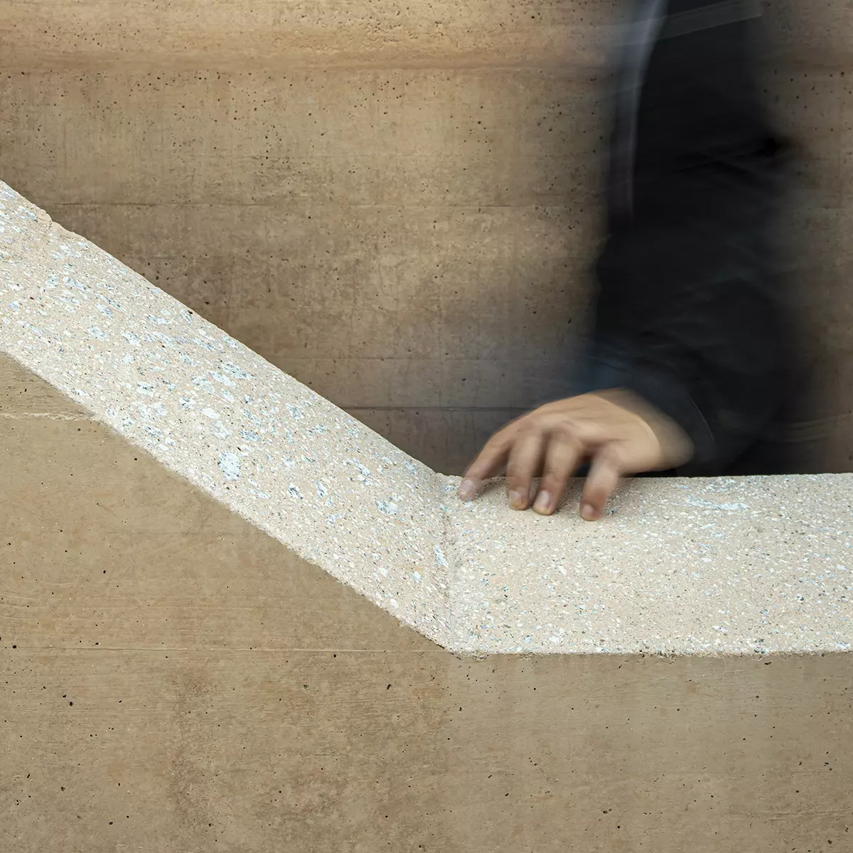 Detalle de escalera y hormigón visto en vivienda de arquitectura contemporánea, por arquitecto en A Coruña.