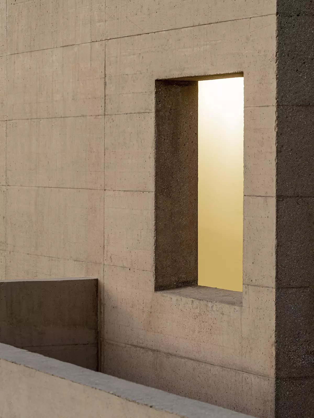 Detalle constructivo de muro de hormigón y carpintería diseñada por el estudio de arquitectura SEA.