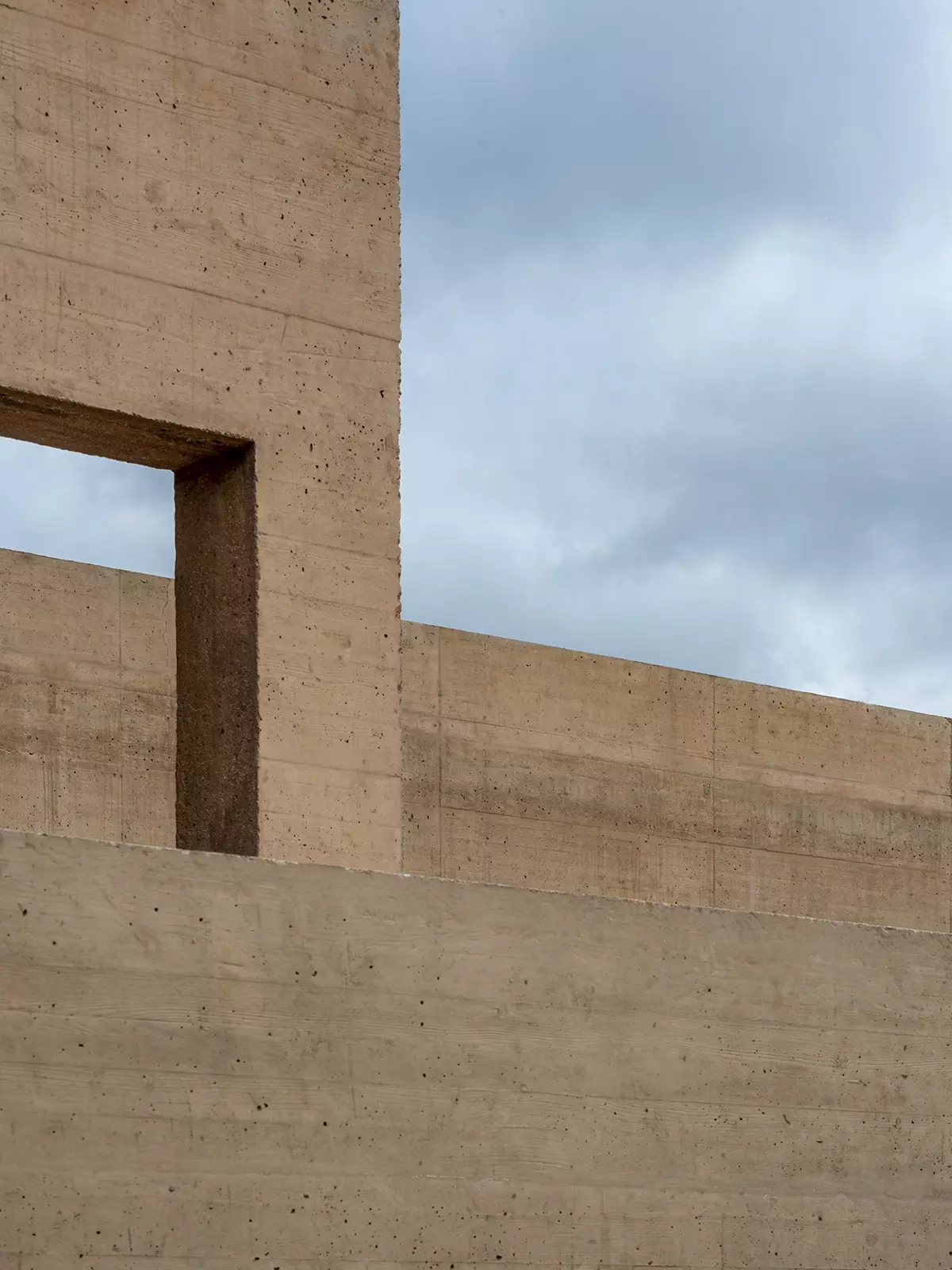 Vista de la estructura de hormigón y grandes huecos de fachada diseñada por SEA Arquitectos en A Coruña.