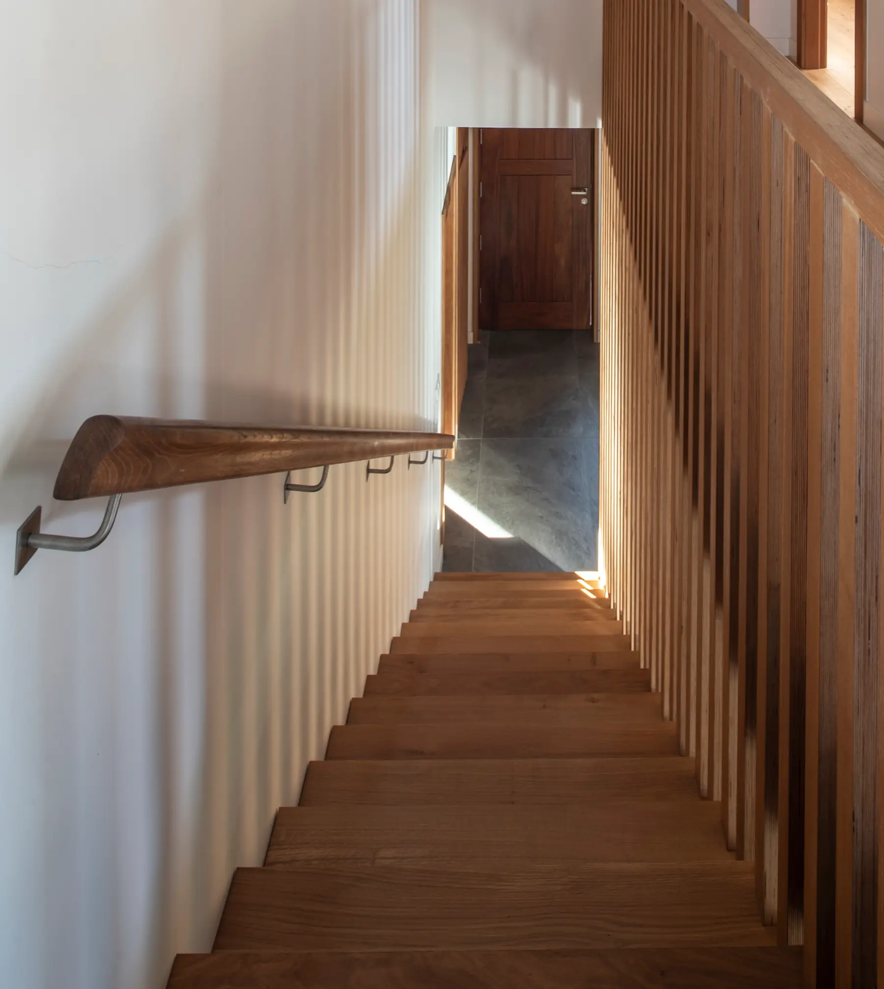 Detalle de pasamanos ergonómico en villa contemporánea en Narón, por arquitecto en A Coruña.