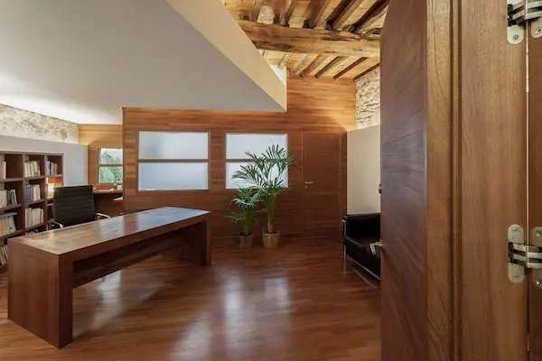 Interior cálido dunha consulta de psicoloxía en Ferrol, por arquitecto na Coruña.